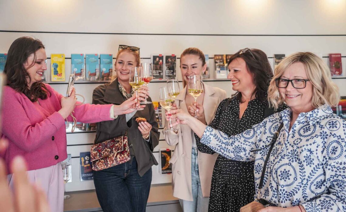 Beste Stimmung unter den Creatorinnen bei der Eröffnung der Genussecke im Handwerkerhof Nürnberg (v. l. n. r.): Kira (foodersontheroad), Isa (Genussgeschichten), Laura Buchta (Tourist Info Nürnberg), Alexandra (Tables & Fables) und Petra Hola-Schneider (Holla die Kochfee)