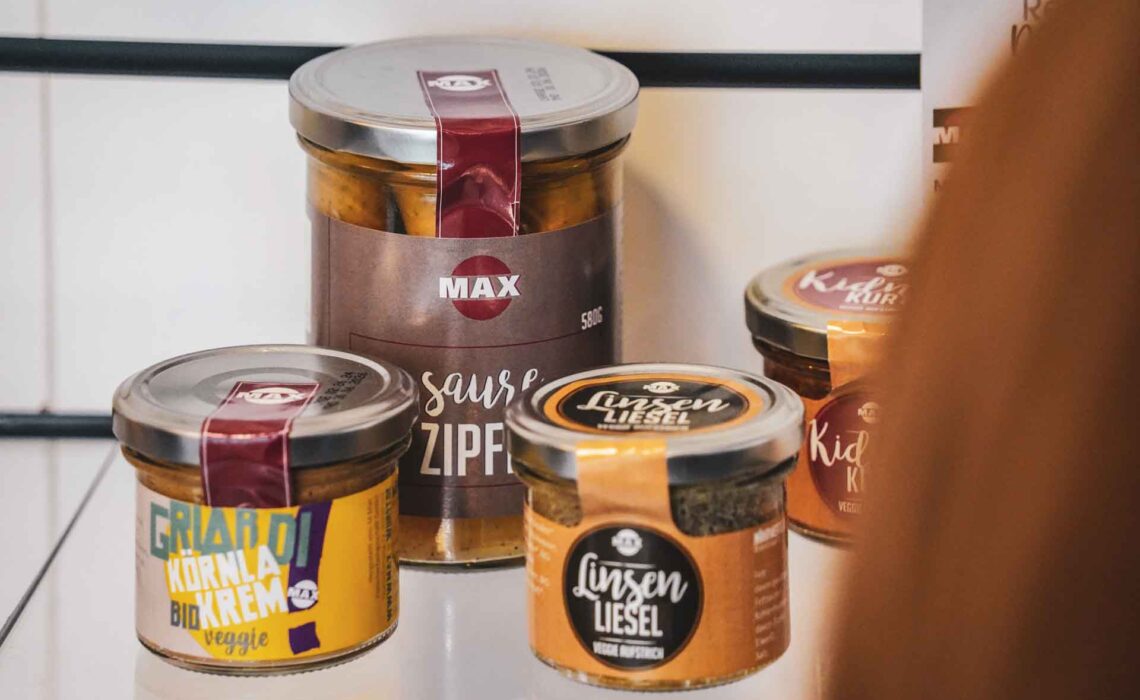 Die Genussecke in der Tourist Info im Handwerkerhof Nürnberg : Regal mit regionalen Produkten im Glas der Metzgerei Max
