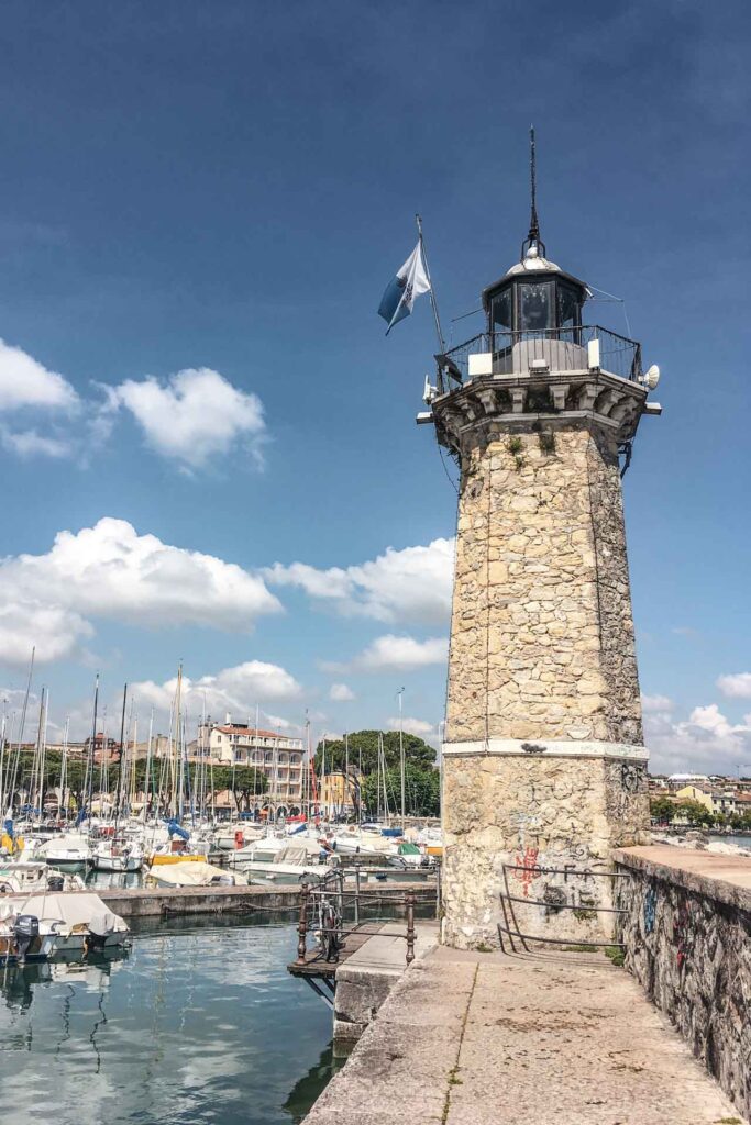 Die schönsten Orte am Gardasee: der Leuchtturm aus Naturstein im Hafen von Desenzano del Garda
