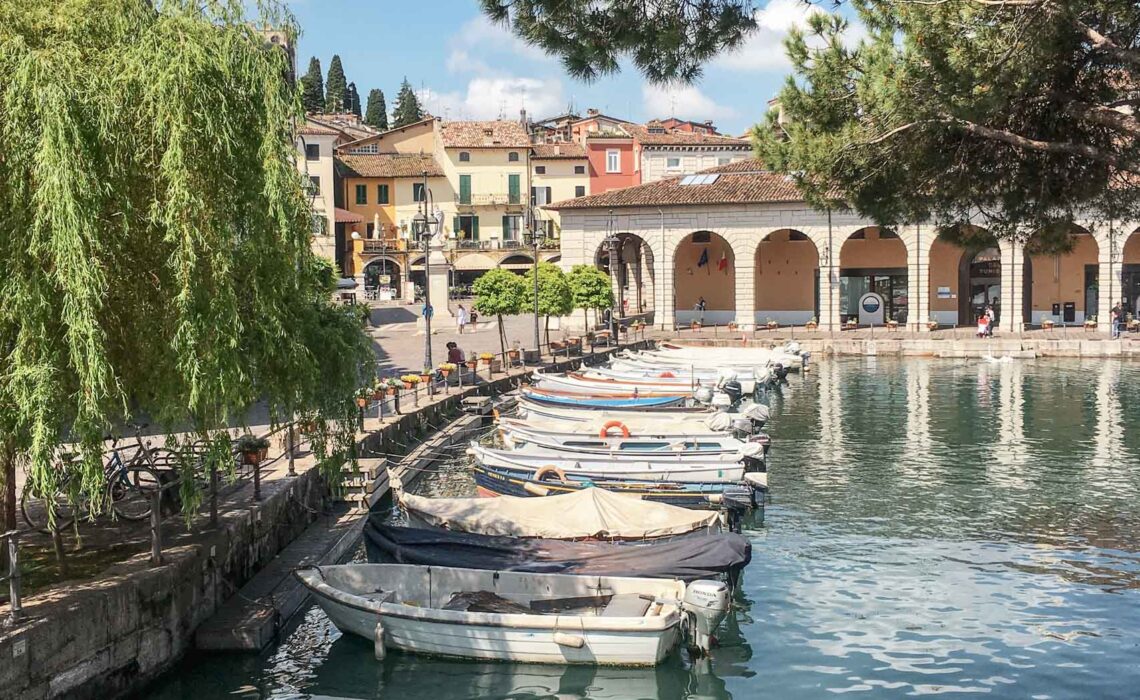 Die schönsten Orte am Gardasee: Der Porto Vecchio in Desenzano del Garda mit Arcaden im Hintergrund