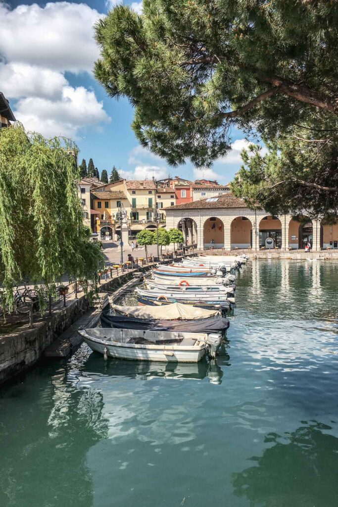 Die schönsten Orte am Gardasee: Der Porto Vecchio in Desenzano del Garda mit Arcaden im Hintergrund