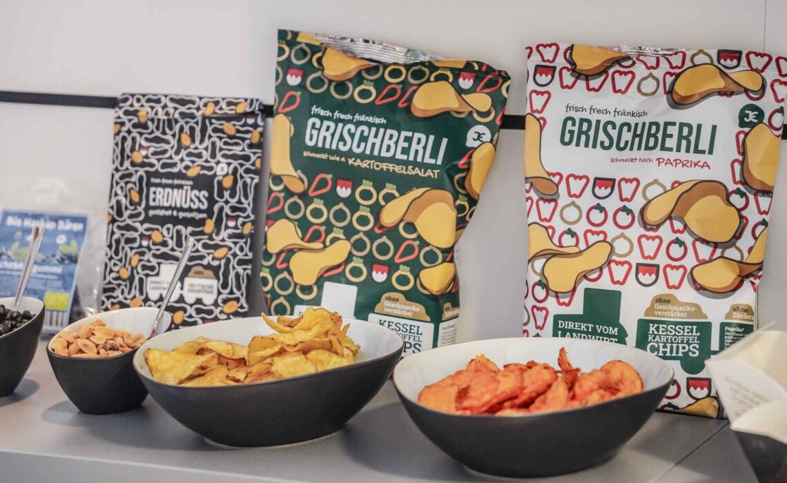 Die Genussecke in der Tourist Info im Handwerkerhof Nürnberg : Regal mit fränkischen Kartoffelchips aus der Region