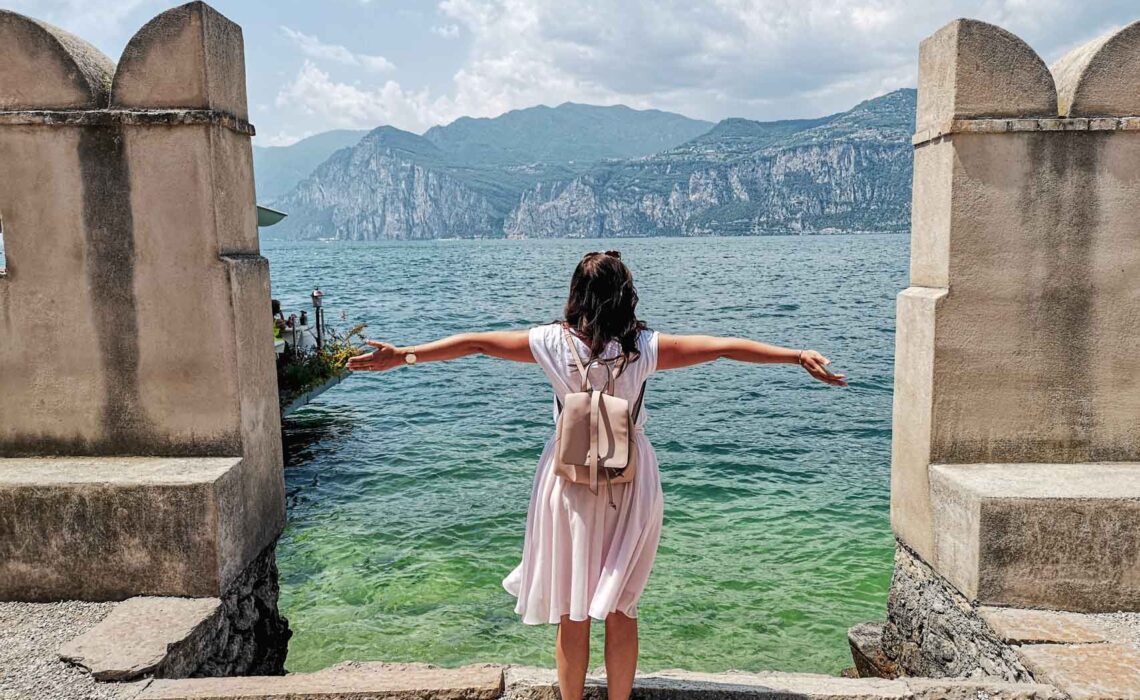 Die schönsten Orte am Gardasee: Traumort Malcesine: Blick auf den Gardasee vom Garten des Palazzo dei Capitani aus