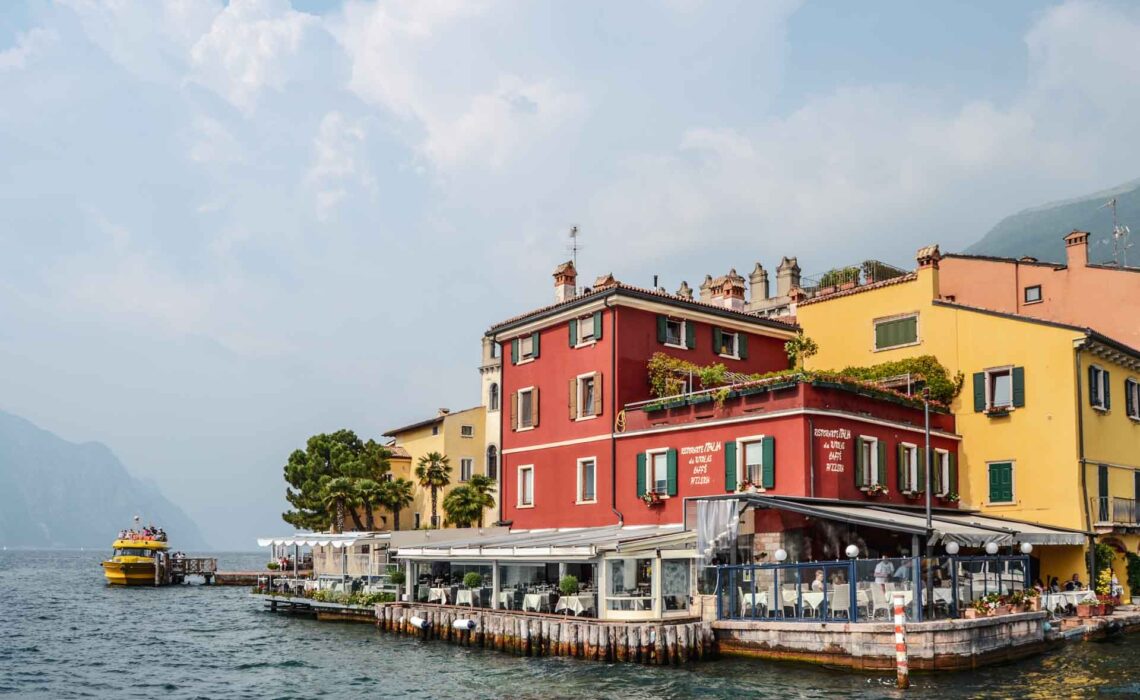 Die schönsten Orte am Gardasee: Der Hafen von Malcesine mit dem beliebten Ristorante Pizzeria Italia da Nikolas