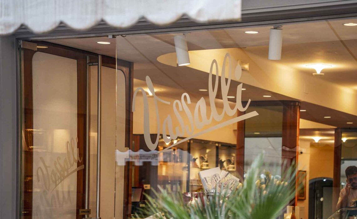 Die schönsten Orte am Gardasee: Das Schaufenster mit Schriftzug der berühmten Patisserie Vassalli in Salò
