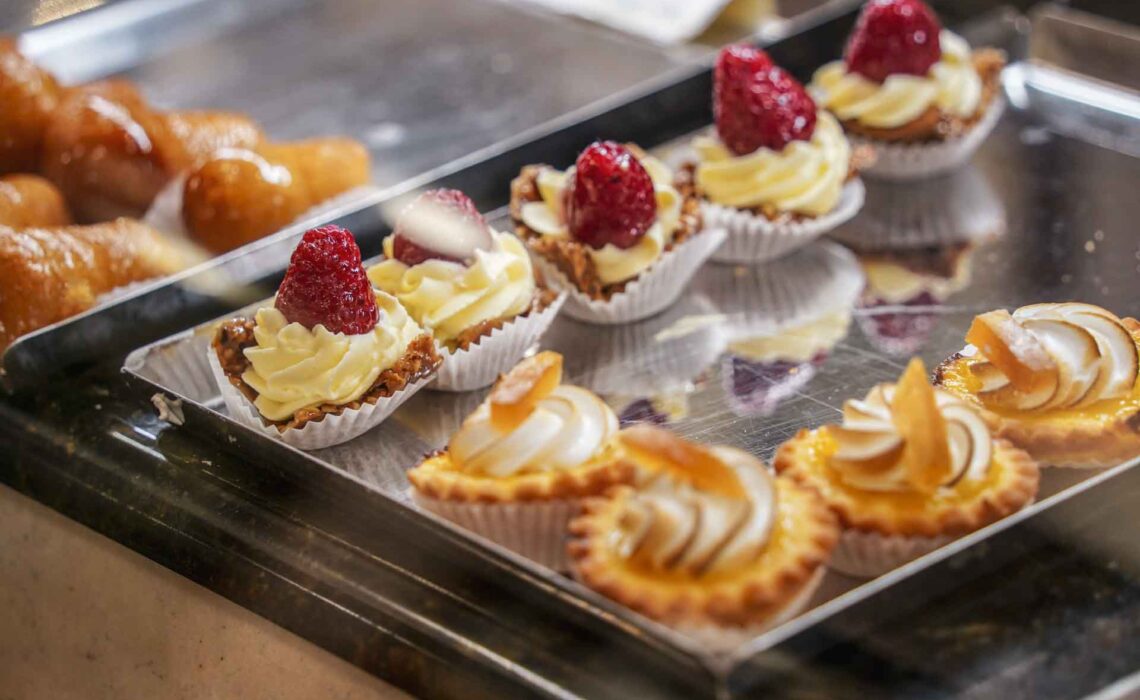 Die schönsten Orte am Gardasee: Kleine Tartelette in der Auslage der berühmten Patisserie Vassalli in Salò