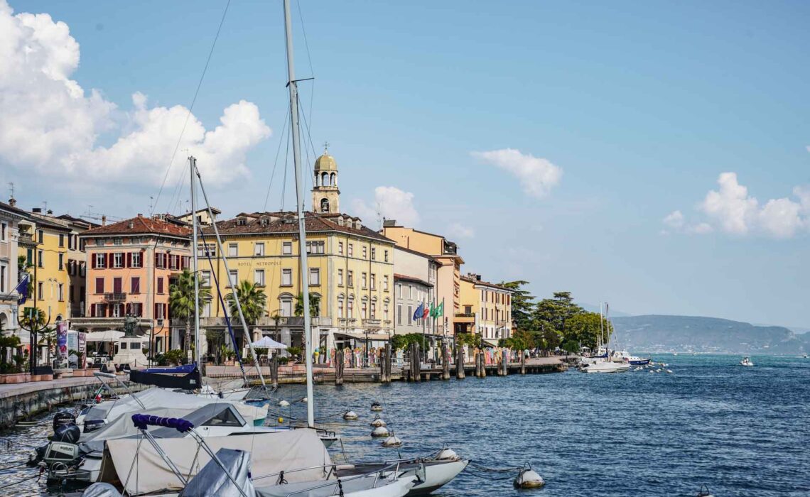 Die schönsten Orte am Gardasee: Die Uferpromenade von Salò mit Booten an der Anlegestelle