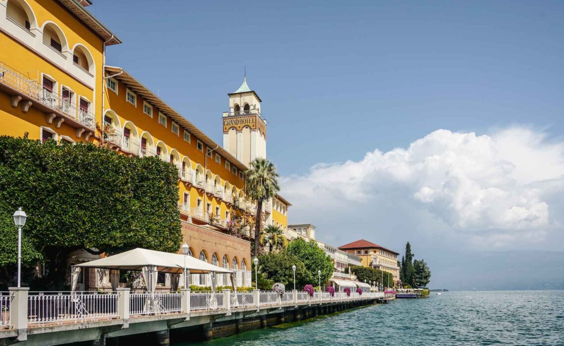 Die schönsten Orte am Gardasee: Uferpromenade mit Grand Hotel