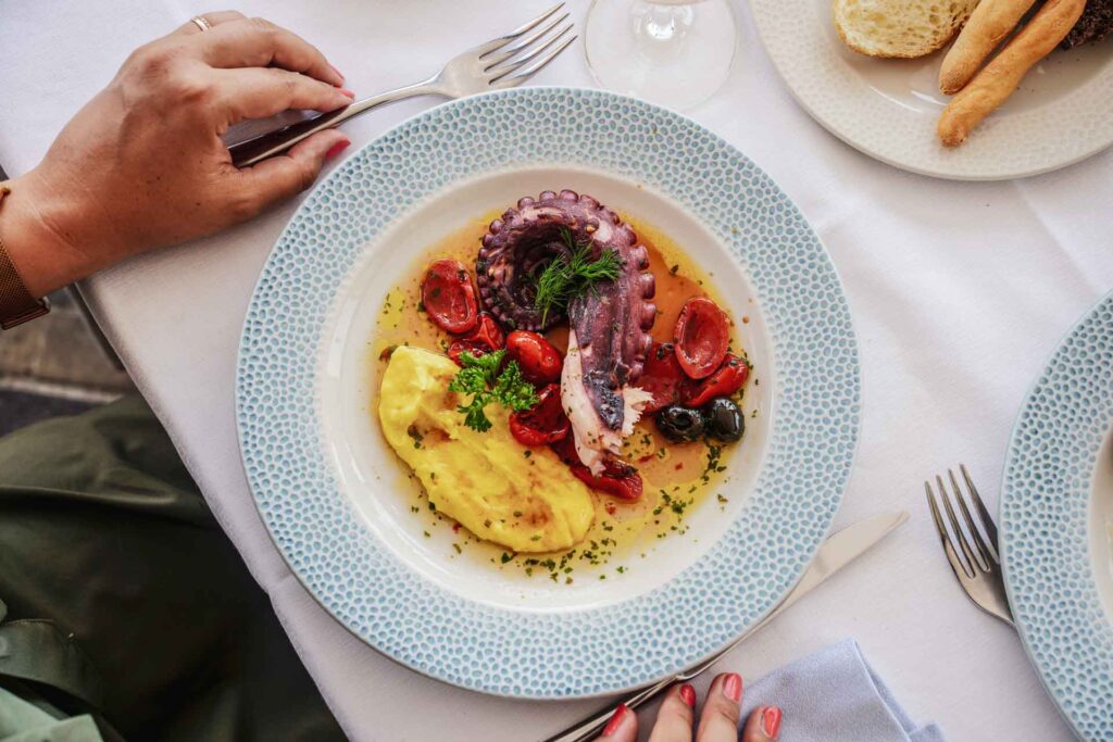 Die schönsten Orte am Gardasee: Mittagessen im Ristorante Nicholas an der Uferpromenade: Ein Telle rmit Oktopus, Kartoffelpüree , Oliven und Tomaten