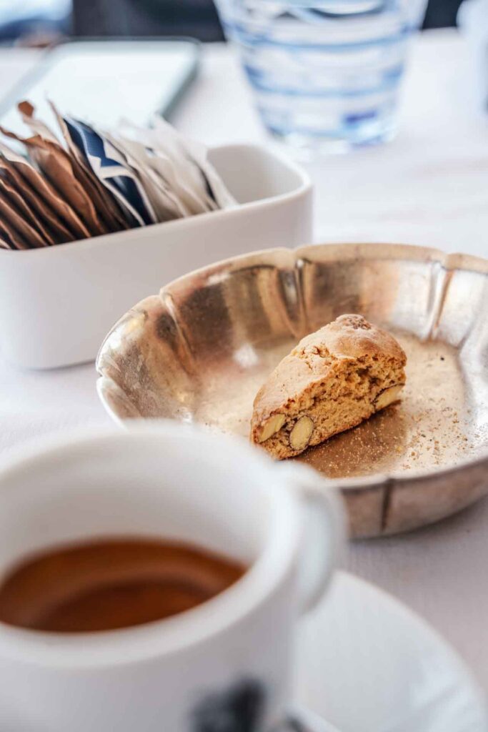 Die schönsten Orte am Gardasee: Espresso und Cantuccini im Ristorante Nicholas in Gardone Riviera