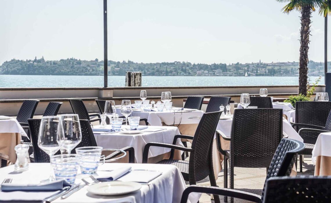 Die schönsten Orte am Gardasee: Mittagessen im Ristorante Nicholas an der Uferpromenade. Tische mit weißen Tischdecken im Außenbereich