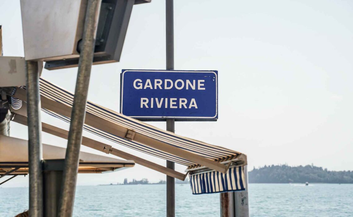 Die schönsten Orte am Gardasee: Schild zur Schifssanlegestelle Gardone Riviera