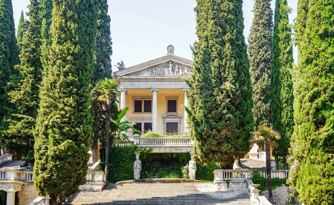 Die schönsten Orte am Gardasee: Die Villa Alba zählt zu den eindrucksvollsten Bauwerken in Gardone Riviera und ist ein schönes Beispiel für die elegante Belle-Époque-Architektur, die den Ort bis heute prägt