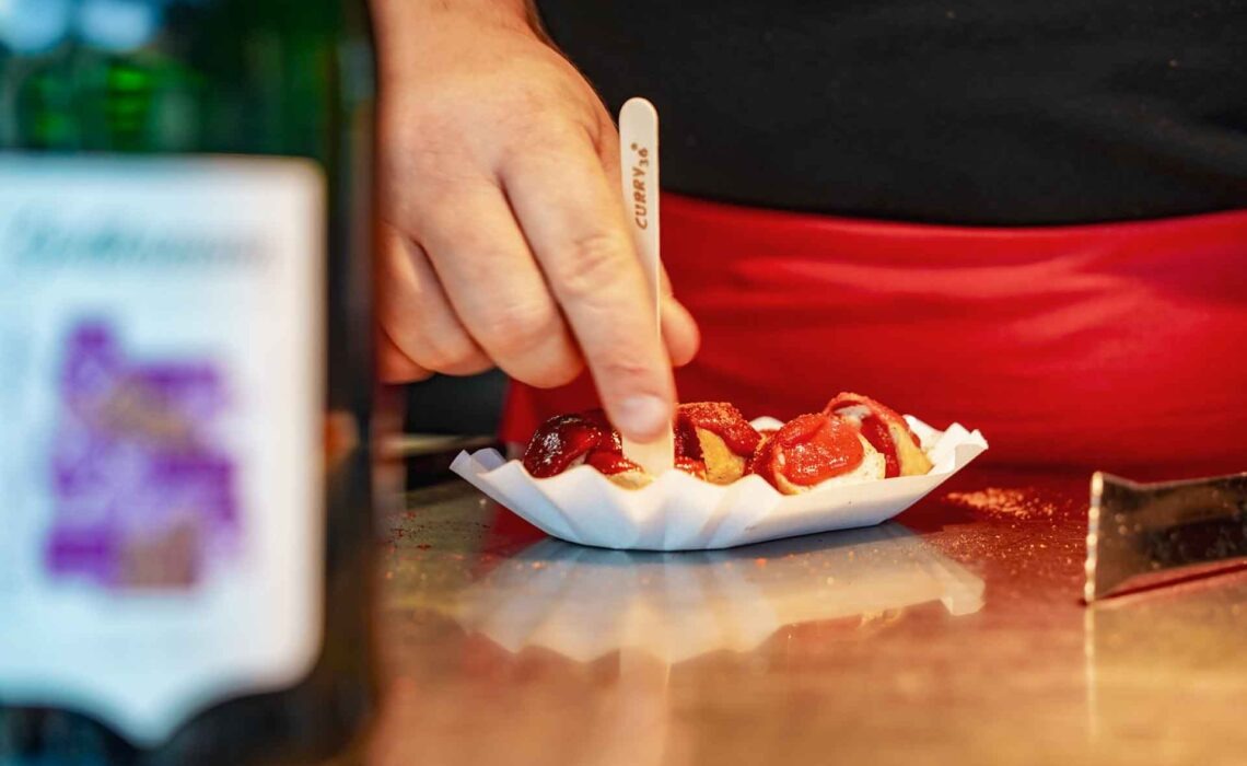 Geldermann x KPM –Launch der Bayreuther Festspiel-Cuvée zu Richard Wagners Die Meistersinger von Nürnberg 2025: Currywurst von Curry 36 im Foodtruck zum Sektempfang mit Holzspieß