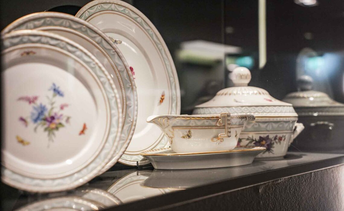 Geldermann x KPM –Launch der Bayreuther Festspiel-Cuvée zu Richard Wagners Die Meistersinger von Nürnberg 2025: KPM Porzellan aus der KURLAND Serie mit Blumenmuster in Mint im KPM Hotel & Residences Berlin
