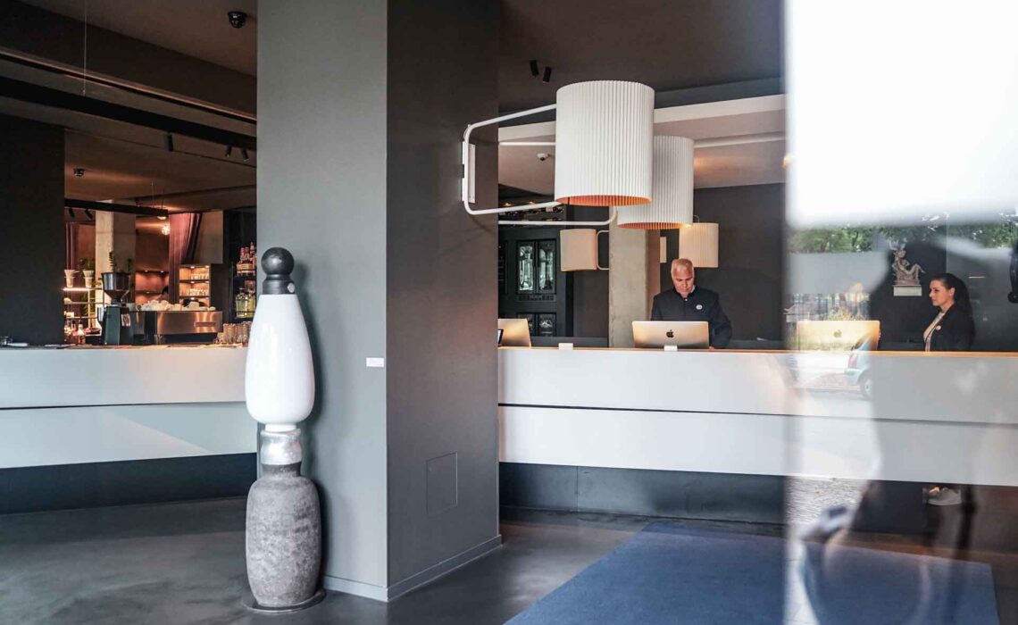 Geldermann x KPM –Launch der Bayreuther Festspiel-Cuvée zu Richard Wagners Die Meistersinger von Nürnberg 2025: Die Lobby mit Rezeption und Bar im KPM Hotel and Residences Berlin