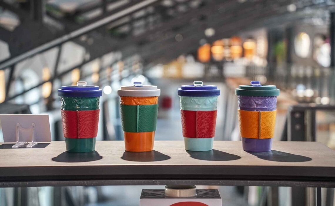 Geldermann x KPM –Launch der Bayreuther Festspiel-Cuvée zu Richard Wagners Die Meistersinger von Nürnberg 2025: Flagship Store mit bunten KPM KURLAND Coffee-to-go-Bechern