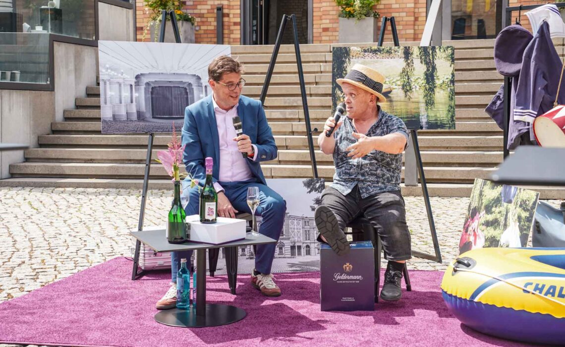 Geldermann x KPM –Launch der Bayreuther Festspiel-Cuvée zu Richard Wagners Die Meistersinger von Nürnberg 2025: Moderator Axel Brüggemann und Schauspieler Manni Laudenbach im Tannhäuser-Talk