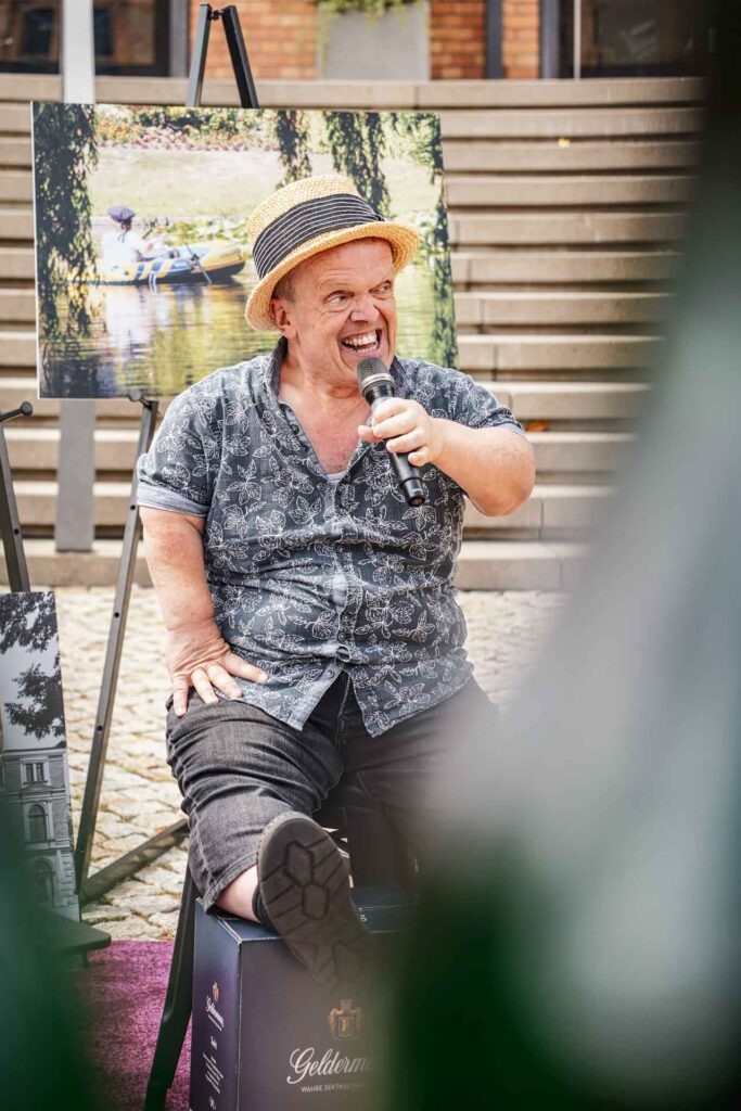 Geldermann x KPM –Launch der Bayreuther Festspiel-Cuvée zu Richard Wagners Die Meistersinger von Nürnberg 2025: Schauspieler Manni Laudenbach, der in Wagners Tannhäuser von Matthias Kratzer den Matrosen Oskar spielt, im Tannhäuser Talk bei KPM in Berlin.