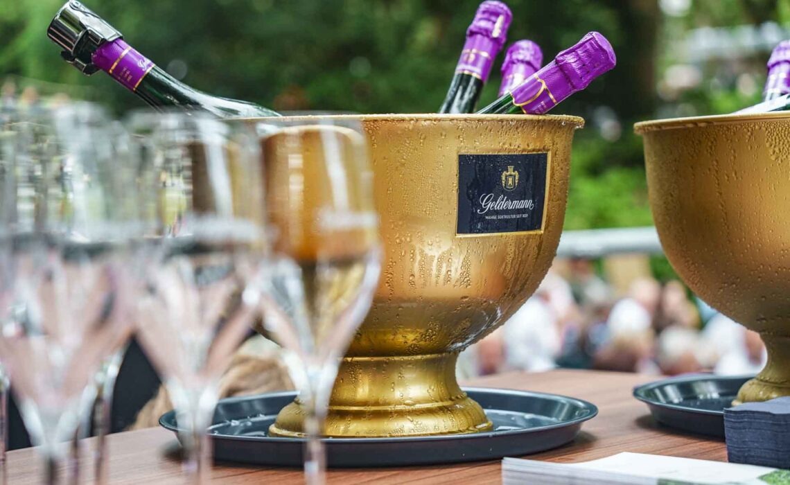 Mit Geldermann bei den Bayreuther Festspielen 2025: Festspiel-Open-Air im Festspielpark. Sektbar in der Geldermann-Lounge mit Sektkühler, Gläsern und der Bayreuther Festspiel-Cuvée zu Die Meistersinger von Nürnberg