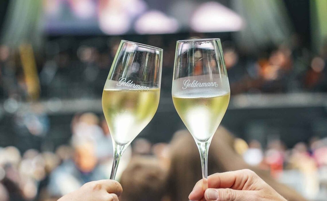 Mit Geldermann bei den Bayreuther Festspielen 2025: Anstoßen mit der Geldermann Bayreuther Festspiel-Cuvée in der Geldermann-Lounge beim Festspiel-Open-Air im Festspielpark