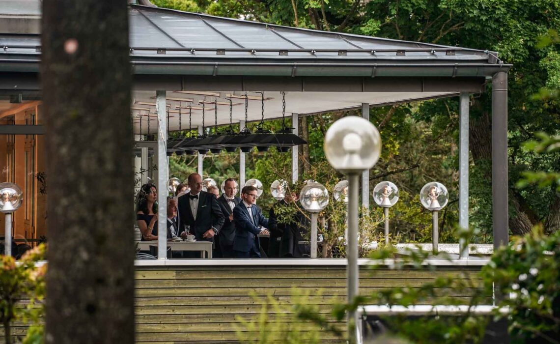 Mit Geldermann bei den Bayreuther Festspielen 2025: Die Restaurant-Terrasse der Wahnfood Green Hill Kitchen