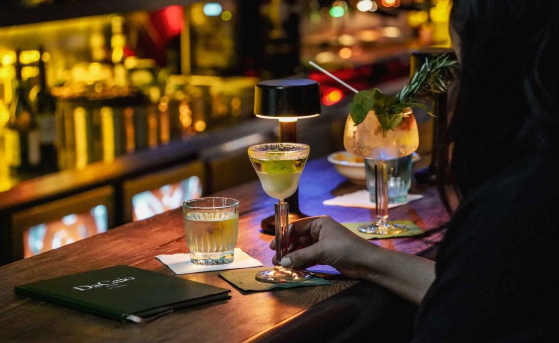 250920-Hamburg-Foodtipps-The-George-Hotel-Bar-Da-Caio-Drinks-Martini-Gin-Tresen-2048x1366