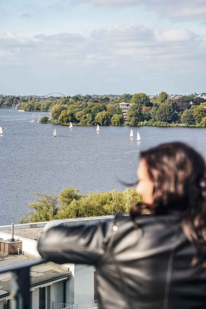 Hoteltipps Hamburg: Alexandra von Tables & Fables blickt von der Dachterrasse des The George Hotel auf die Alster
