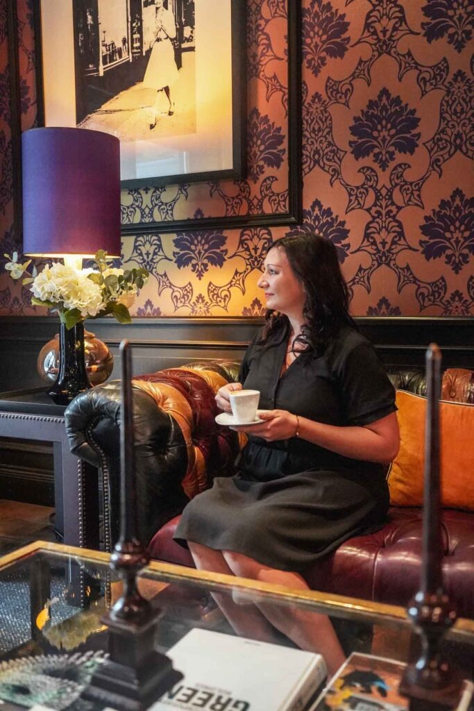Hoteltipps Hamburg: Die Library im The George Hotel ist der perfekte Rückzugsort – für einen Kaffee am Morgen oder eine Pause am Nachmittag nach dem Sightseeing-Programm