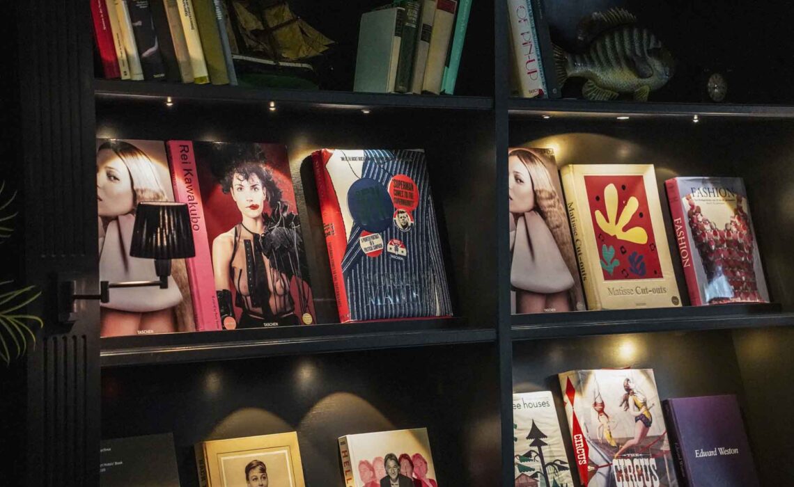 Hoteltipps Hamburg: die Private Library voll mit stylischen Coffeetable-Büchern im The Geroge Hotel Hamburg