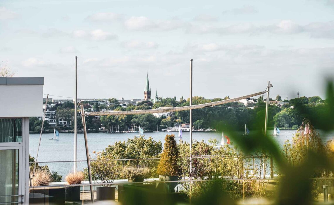 Hoteltipps Hamburg: Blick vom Hotelzimmer im The George Hotel auf die Alster