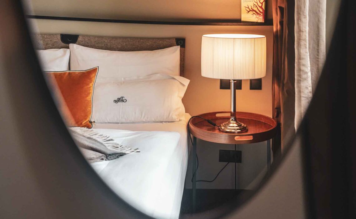 250920-Hamburg-Uebernachtungsstipps-The-George-Hotel-Zimmer-Spiegel-2048x1366