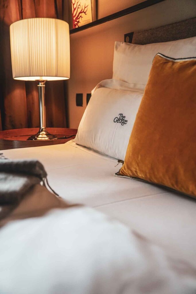 Hoteltipps Hamburg: Gemütliches Zimmer im The George Hotel Hamburg mit Alster-Blick. Stilvoll, elegant und urban – zum Wohlfühlen. Perfekt für den Hamburg-Städtetrip