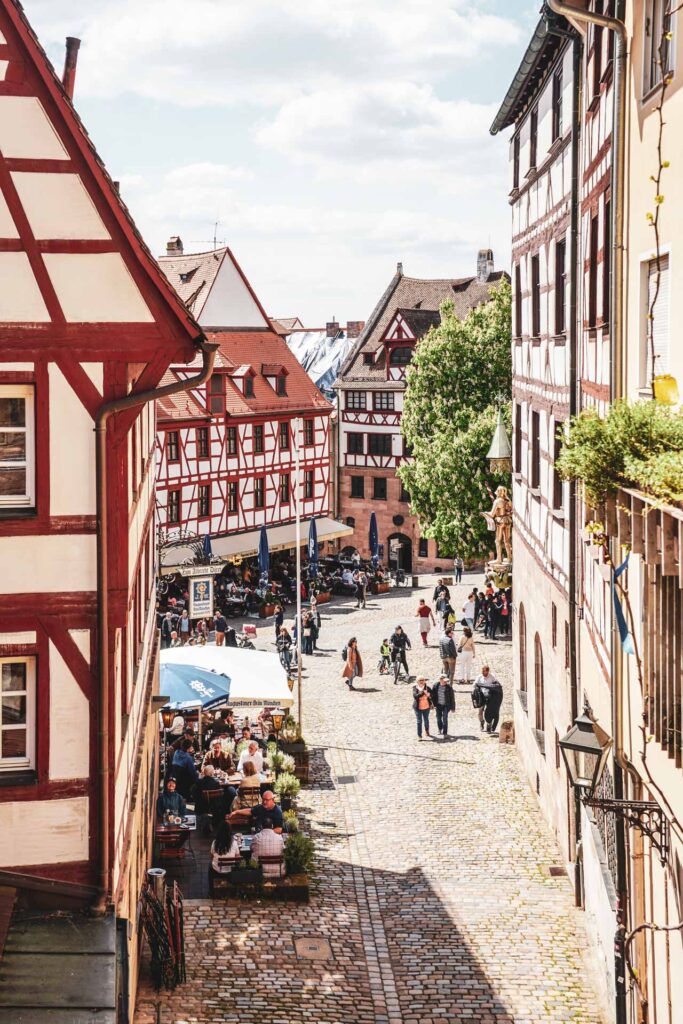 Reisetipps Nürnberg: Aussicht vom Ölberg auf den Tiergärtnertor-Platz mit Albrecht-Dürer-Haus in Nürnberg
