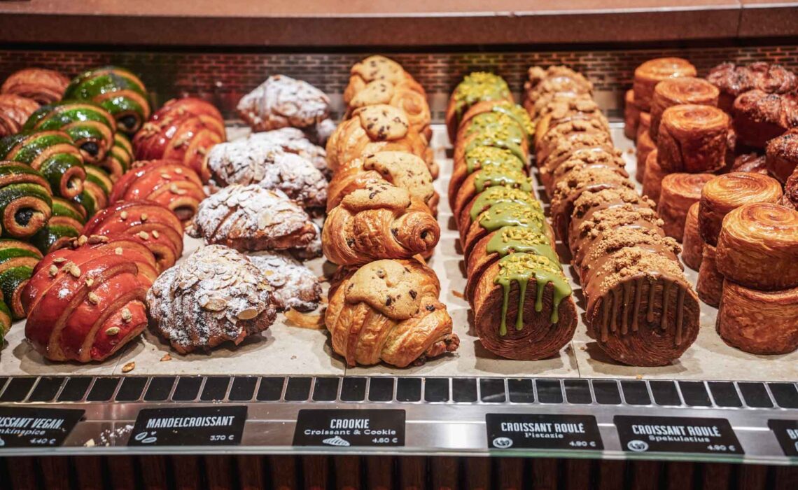 Theke im Café Pique Nique Nürnberg mit Croissants, Crookies und Croissant Rolls in der Auslage