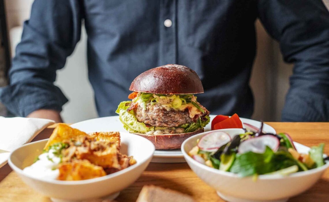 241023-Foodtipps-Nuernberg-Fraenkness-Beef-Burger-Laugebun-Salat-geroestete- Baggers-Fetzen-1920x1280