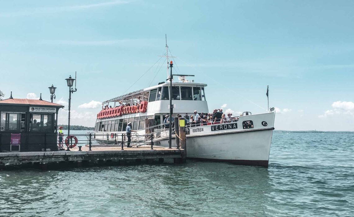 Die schönsten Orte am Gardasee: Anlegestelle im alten Hafen von Lazise mit Fährboot