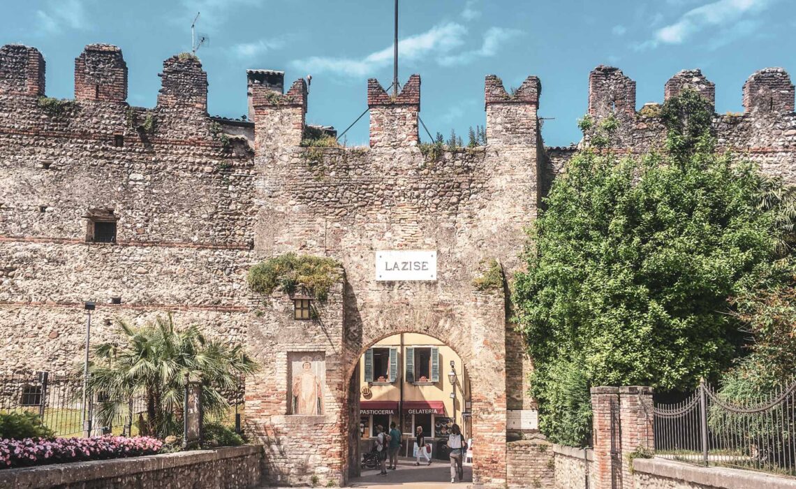 Die schönsten Orte am Gardasee: Die Stadtmauern von Lazise und das Stadttor markieren den Eingang zur Altstadt
