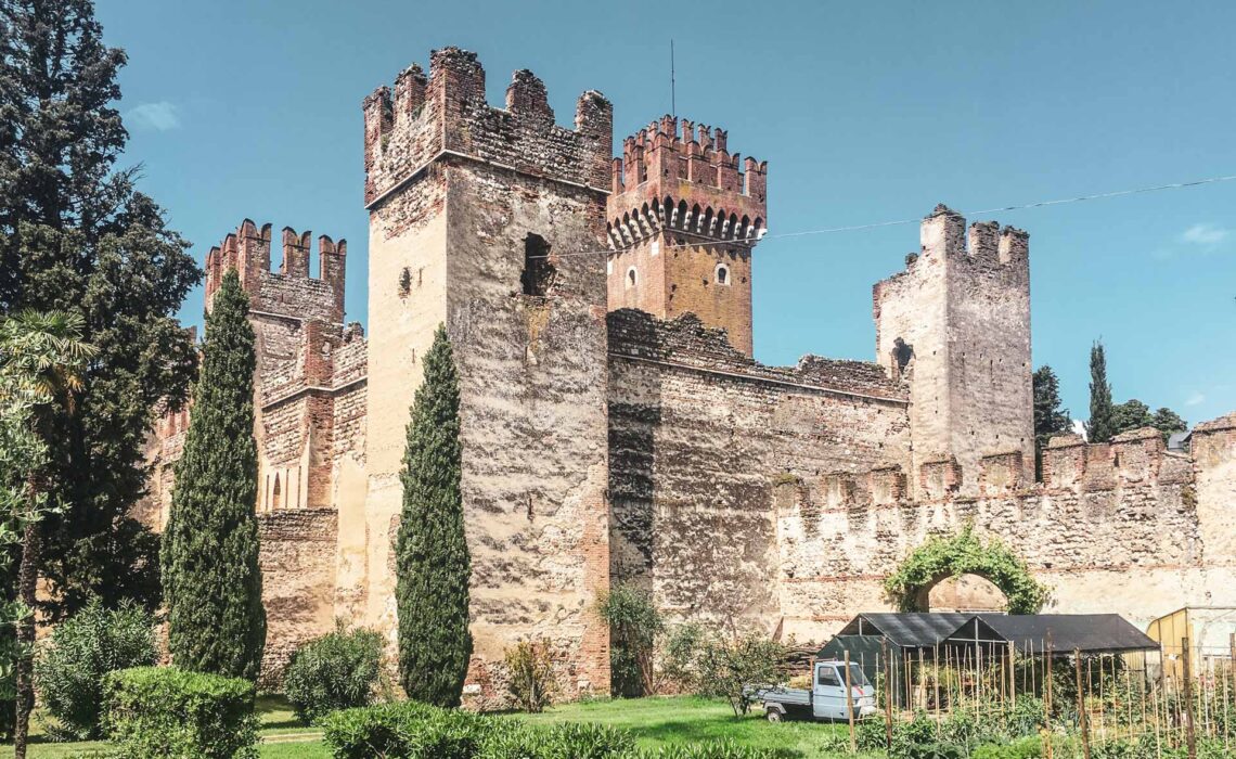 Die schönsten Orte am Gardasee: Die Skaligerburg von Lazise umgeben von Stadtmauern