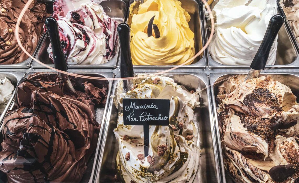 Die schönsten Orte am Gardasee: Verschiedene Eissorten in einem Café in Lazise