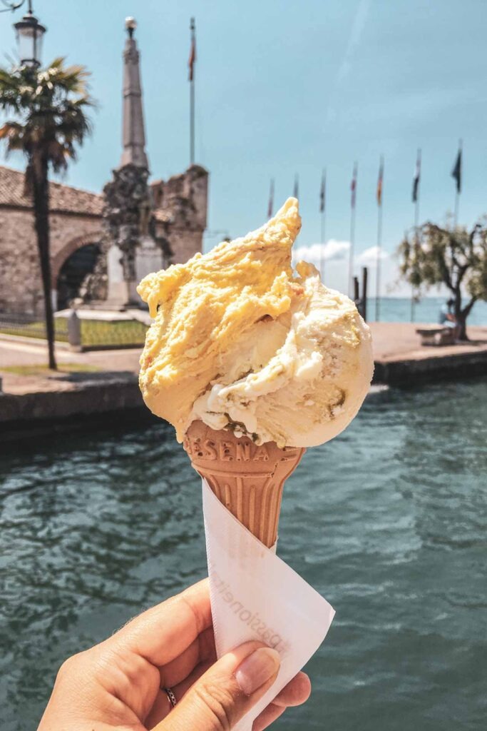 Die schönsten Orte am Gardasee: Eis essen im alten Hafen von Lazise