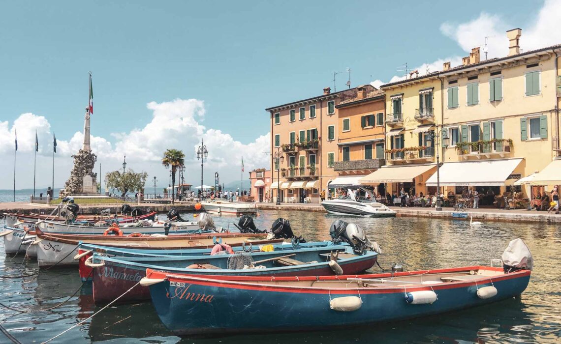 Die schönsten Orte am Gardasee: Der Porto Vecchio von Lazise mit bunten Fischerbooten