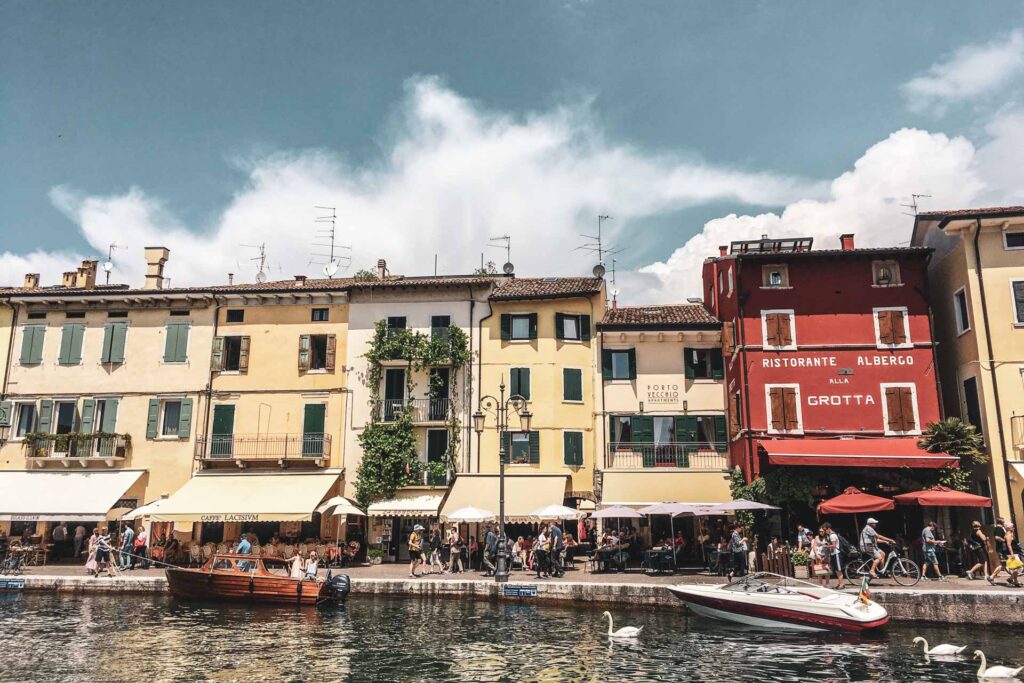 Die schönsten Orte am Gardasee: Bunte Häuserfassaden im alten Hafen von Lazise