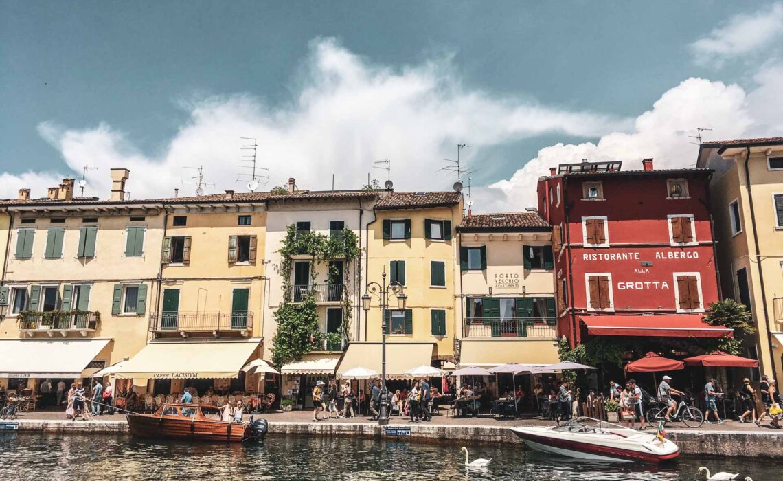Die schönsten Orte am Gardasee: Bunte Häuserfassaden im alten Hafen von Lazise