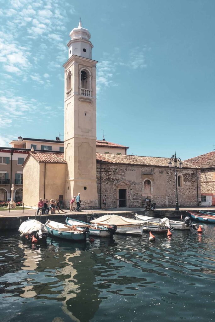 Die schönsten Orte am Gardasee: Die Kirche San Nicolò direkt am Hafen zählt zu den Wahrzeichen von Lazise