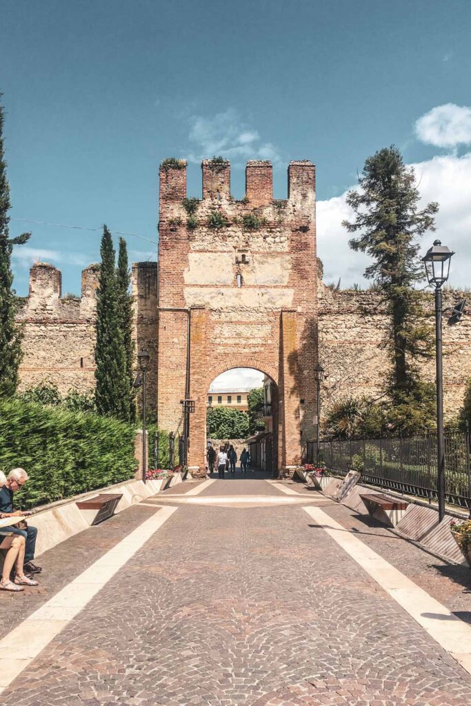 Die schönsten Orte am Gardasee: Das Stadttor von Lazise markiert den Eingang zur Altstadt