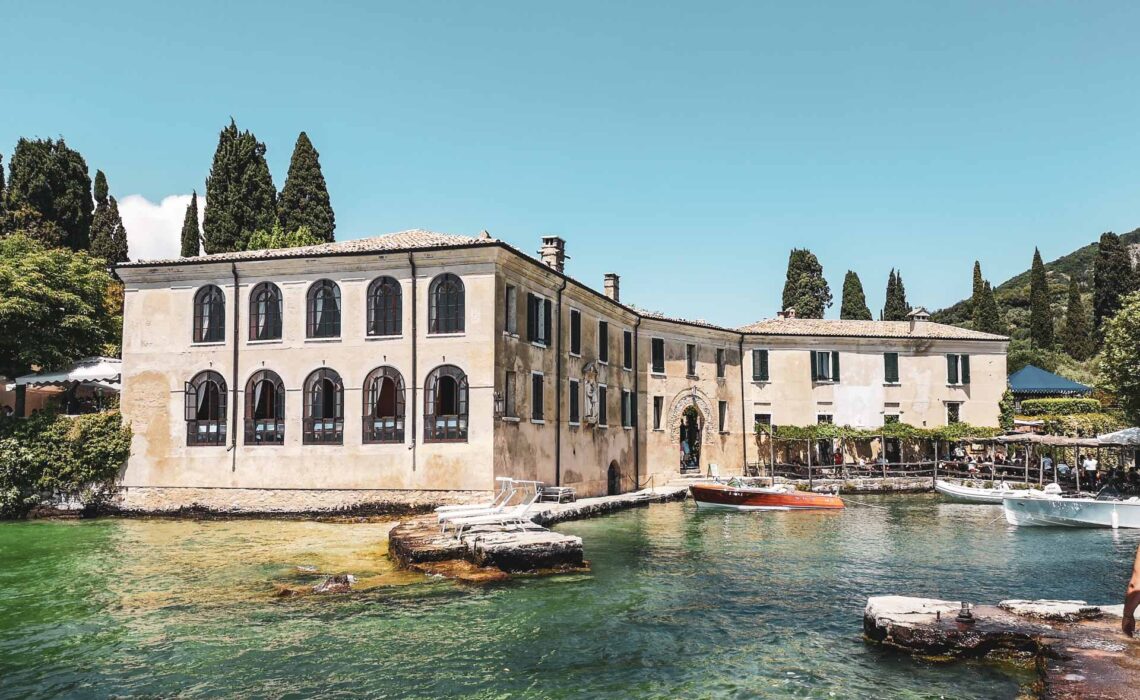 Die schönsten Orte am Gardasee: Die Punta San Vigilio am Ostufer des Gardasees. Die Locanda San Vigilio mit der Taverne direkt am Wasser mit Bootsanlegestelle