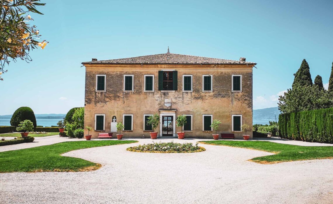 Die schönsten Orte am Gardasee: Die Locanda San Vigilio an der Punta San Vigilio am Ostufer des Gardasees. Das Natursteingebäude im Renaissance-Stil beherbergt ein renommiertes Luxushotel am Gardasee.