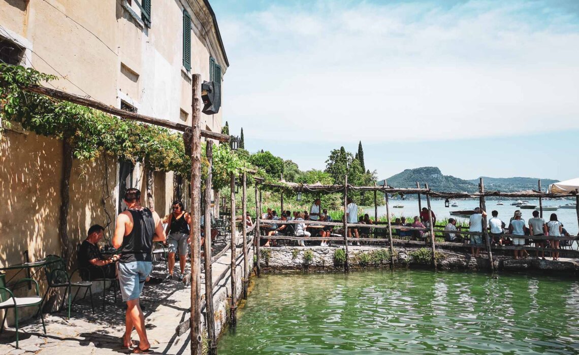 Die schönsten Orte am Gardasee: Die Taverne der Locanda San Vigilio direkt am Ufer des Gardasees