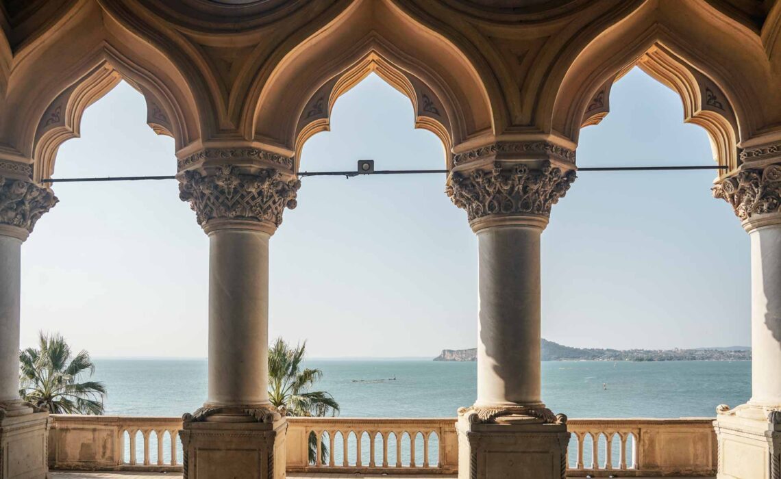 240903-Italien-Reisetipps-Gardasee-Sehenswuerdigkeiten-Isola-del-Garda-Villa-Borghese-Cavazza-Balkon-Saeulen-1920x1280